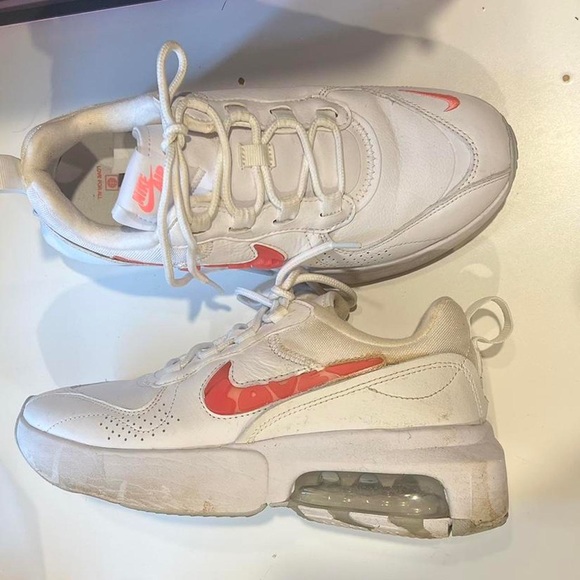 Nike Shoes - NIKE AIR MAX VERONA VALENTINE’S DAY SNEAKER SIZE US 6